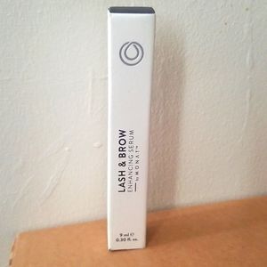 Lash & Brow Enhancing Serum Monat. New